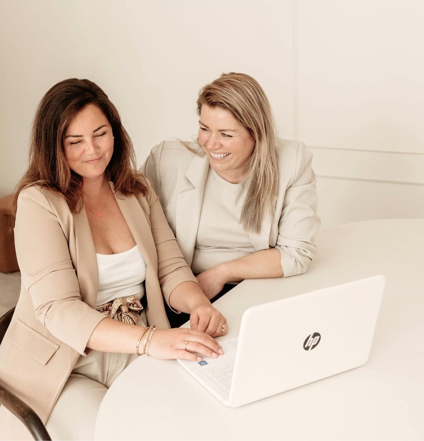 De oprichters van de Medisch VA Academie werken samen achter een laptop